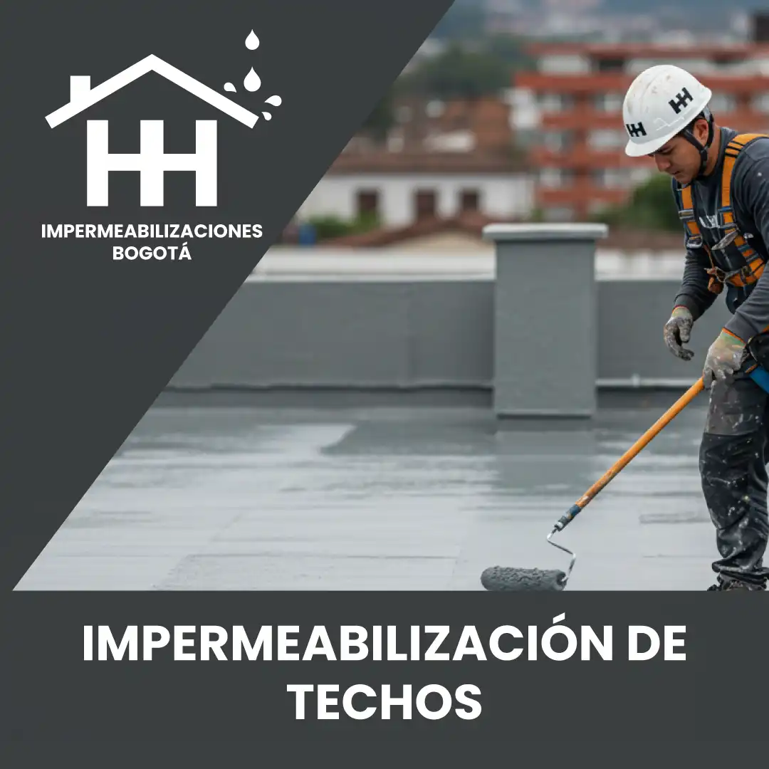 Persona impermeabilzando el techo de un restaurante en Bogotá